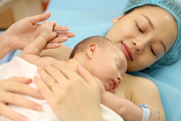 Da kề da giữa mẹ và bé giúp kích thích sữa về và gắn kết tình cảm mẹ-con
