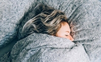 Đi ngủ không gối đầu và những lợi ích với sức khỏe không phải ai cũng biết