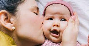 Hiểm họa đằng sau nụ hôn của người lớn với trẻ sơ sinh
