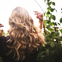 Cách buộc tóc đơn giản vào mùa hè giúp nhan sắc trẻ đẹp trông thấy
