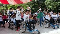 Ngồi xe lăn ''nhảy'' flashmob vì tình yêu