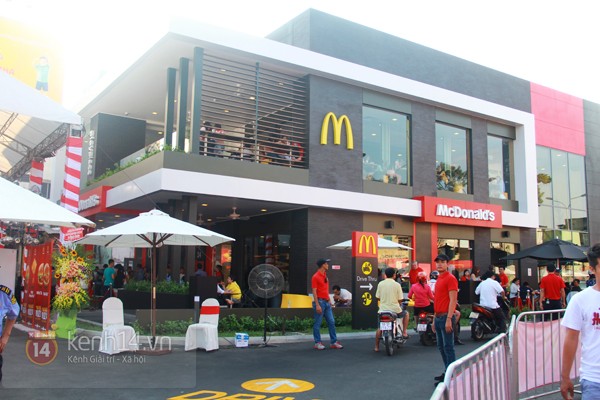 Giới trẻ vẫn hào hứng xếp hàng dài để thưởng thức Mc Donald's