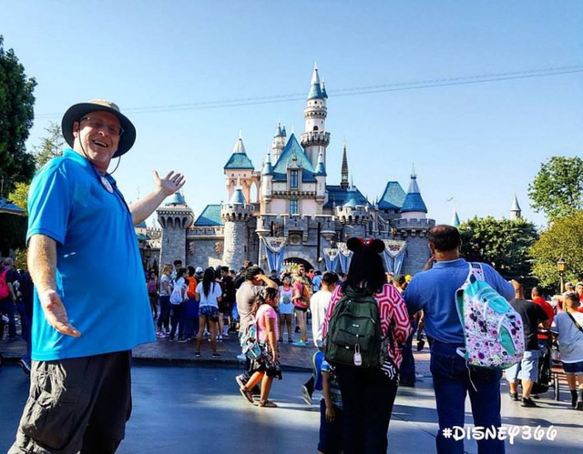 Người đàn ông 45 tuổi “nghiện” đến chơi Disneyland