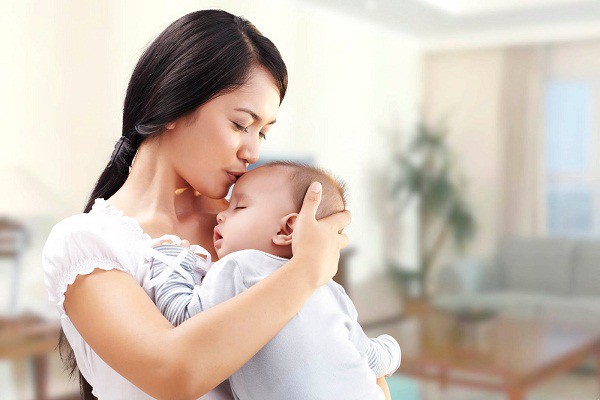 Quan niệm về người bế trẻ sơ sinh đầu tiên và thực hư đằng sau đó