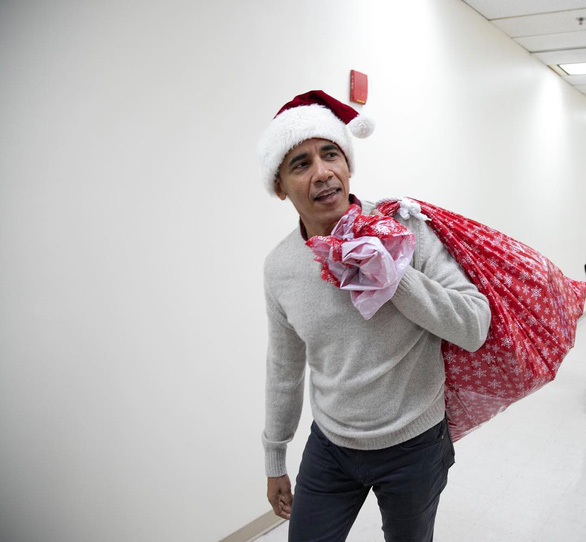 Cựu tổng thống Obama bất ngờ làm ông già Noel đến bệnh viện nhi