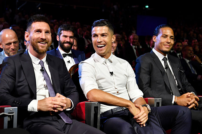 Messi cười tươi khi C. Ronaldo hẹn ăn tối