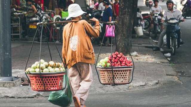 Đi xa về lại nhớ gánh hàng rong