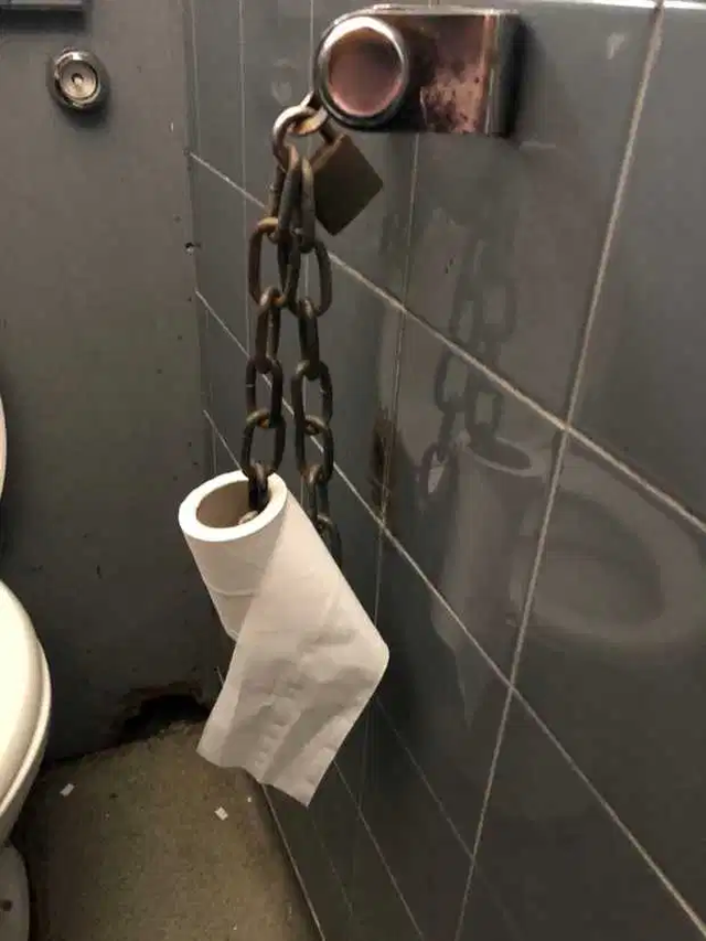 Covid-19: Xích giấy vệ sinh trong nhiều nhà vệ sinh công cộng ở London vì sợ trộm