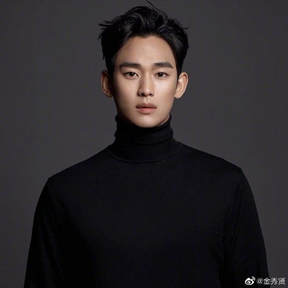 Vừa trở lại mạng xã hội, Kim Soo Hyun đã gây sốt bằng loạt hình khiến người khác không nói nên lời