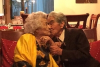 Cặp vợ chồng cao tuổi nhất thế giới chia sẻ bí quyết hạnh phúc