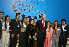 Bill Clinton nói chuyện cởi mở về HIV/AIDS với sinh viên VN