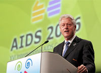 Clinton tặng quà Giáng sinh sớm cho trẻ em nhiễm HIV/AIDS ở Ấn Độ