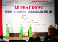 Thi sáng tác tranh ''Phòng chống HIV/AIDS cho thanh niên''